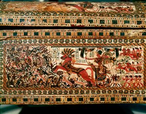 Egyiptomi antikvitás: kis fadoboz Tutanhamon fáraót ábrázoló jelenetekkel, amint núbiaiakat üldöz a tankján. 18. dinasztia. Tutankhamon (All-Ankh-amun vagy Tutankhamon) sírjából (Kr. e. 1345-1327) A Királyok Völgye. Théba. Nap. 61 cm Kairó, egyiptomi mus alkotó: Egyptian 18th Dynasty