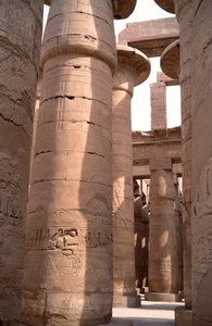 Egyiptomi antikvitás: kilátás az Amon-templom hypostyle szobájának oszlopaira. Karnak honlapja Luxorban, Egyiptomban alkotó: Egyptian 18th Dynasty