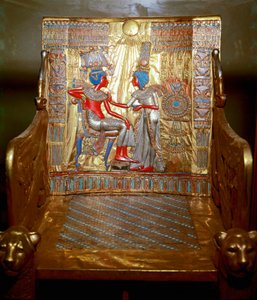 Egyiptomi antiquitis: arany fából készült trón, amelyet Tutanhamon festett, a fáraó trezorának részeként. Ankhesenpaaton királynő (Ankhesenpaamon, Ankhesenamon) ábrázolása, aki olajjal masszírozza bátyja és felesége, Tutanhamon vállát. alkotó: Egyptian 18th Dynasty