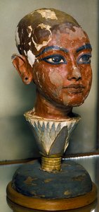 Egyiptomi antiquitis: a fiatal fáraó, Tutanhamon (mind-Ankh-amun vagy Tutankhamon) portréja lótuszlevéllel megtámasztva. Festett fafaragás. Tutanhamon trezorától. Egyiptomi Múzeum, Kairó. alkotó: Egyptian 18th Dynasty