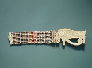 Rugalmas gyöngykarkötő, Tutanhamon sírjából, Új Királyságból (arany és karneol arany, fajansz és üveggyöngyökkel) (lásd még: 391012-13)