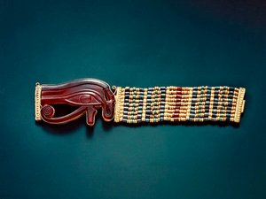 Rugalmas gyöngykarkötő, Tutanhamon sírjából, Új Királyságból (arany és karneol arany, fajansz és üveggyöngyökkel) (lásd még: 391011-12)
