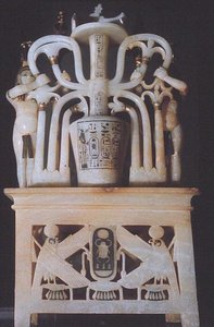 Virágos kenőcsös tégely, Tutanhamon sírjából (Kr. e. 1370-1352 körül) Újbirodalom (alabástrom) (lásd még 227993)