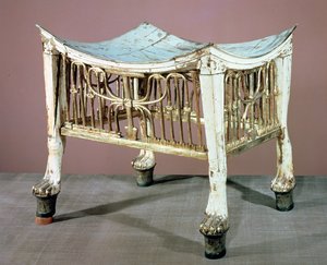 A gyermekkirály által uralkodása kezdetén használt lábzsámoly Tutanhamon sírjából (Kr. e. 1370-52) Újbirodalom (festett és aranyozott fa) (lásd még: 391015)