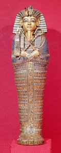 Az egyik baldachinos koporsó elölnézete, Tutanhamon sírjából (Kr. e. 1370-1352) Új Királyság (színes üveggel és corneliannal kirakott vert arannyal) (lásd még: 227990-92)