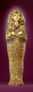 Az egyik baldachinos koporsó elölnézete, Tutanhamon sírjából (Kr. e. 1370-1352) Új Királyság (színes üveggel és corneliannal kirakott vert arannyal) (lásd még: 227990 és 227992)