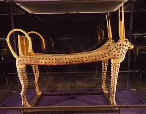 Temetőágy a szent tehén alakjában, Tutanhamon sírjából (Kr. e. 1370-52) Új Királyság, ie 1336-1327 (aranyozott és stukkós fa)