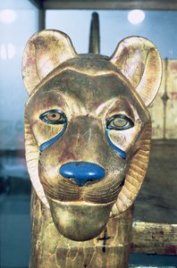 Oroszlán formájú temetési ágyfő, Tutanhamon sírjából (Kr. e. 1370-1352) Új Királyság (stukkós és aranyozott fa)