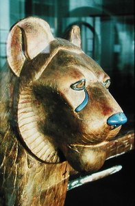 Oroszlán formájú temetési ágyfő, Tutanhamon sírjából (Kr. e. 1370-1352) Új Királyság (stukkós és aranyozott fa)
