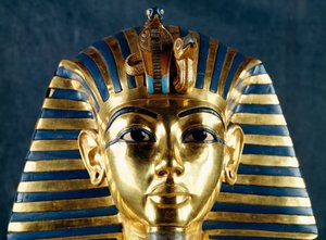Tutanhamon halotti maszkja, vert arany, kerámia és féldrágakövek, A fáraó sírjából, Théba, Egyiptom, Részlet, Aranyművészet, Egyiptomi civilizáció, Újbirodalom, XVIII. dinasztia. alkotó: Egyptian 18th Dynasty