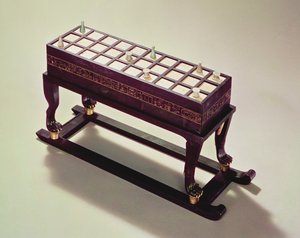 Játéktábla, Tutanhamon sírjából (Kr. e. 1370-1352) Új Királyság (ébenfa furnérral és elefántcsonttal kirakott)
