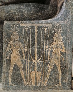 Gránit szoborcsoport, Horemheb felajánlásokat tesz Atum istennek, Atum trónjának részlete Széthel és Hórusz trónusával alkotó: Egyptian 18th Dynasty