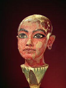 A lótuszvirágból előbukkanó gyermekkirály feje Tutanhamon sírjából (Kr. e. 1370-1352) Új Királyság (stukkós és festett fa) (lásd még: 149406)