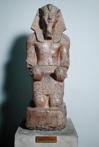 II. Amenhotep (Kr. e. 1427-1392) térdelő szobra boráldozattal, Thébából (Új Királyság), ie 1450-1425 körül (gránit)
