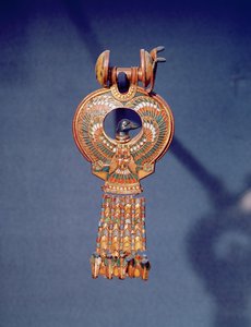 Bal fülbevaló egy pár fülbevaló kékmadárral, Tutanhamon sírjából, a Királyok Völgye, Théba, Kr.e. 1347-37 (arany és olvadt üveg) (344029)