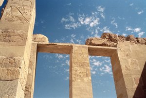 Átkötő a Hathor-kápolna bejáratánál, Hatsepszuti Halotti Templom, Új Királyság, Kr.e. 1552-1296