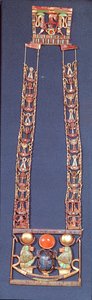 A Felkelő Nap nyaklánca, Tutanhamon sírjából (Kr. e. 1370-52) Újbirodalom (arany féldrágakövekkel kirakva)