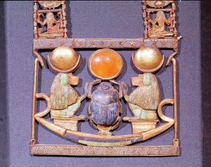 A Felkelő Nap nyaklánca, Tutanhamon sírjából (Kr. e. 1370-52) Új Királyság (arany, féldrágakövekkel kirakott) (153788. részlet) alkotó: Egyptian 18th Dynasty