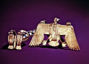 Nyaklánc keselyű medállal, Tutanhamon sírjából, Új Királyság (arany lapis lazulival és cornelian kirakással) (lásd még: 228214 és 324491)