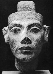 Nefertiti, Akenaton (Akhenaten), az eretnek fáraó királynéja. Kr.e. 14. század (szobor sötét gránit mellszobra) alkotó: Egyptian 18th Dynasty