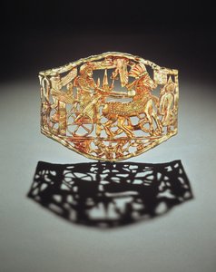 Áttört tábla vagy csat, amely a királyok diadalmas visszatérését mutatja a foglyokkal, Tutanhamon sírjából, Új Királyság (arany) (lásd még: 148199)