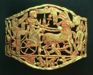 Áttört tábla vagy csat, amely a királyok diadalmas visszatérését mutatja be foglyokkal, Tutanhamon sírjából (Kr. e. 1370-52) Új Királyság (arany) (lásd még: 391017)