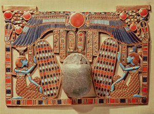 Ízisz és Nephthys által védett szárnyas szkarabeusz díszíti, Tutanhamon sírjából (Kr. e. 1370-52) Új Királyság (arany cloisonne és üvegpaszta)