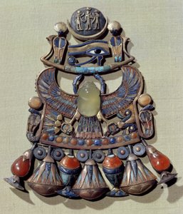 Mellkasi madár-szkarabeusz, Tutanhamon sírjából (Kr. e. 1370-52) Új Királyság (féldrágakövekkel és üvegpasztával díszített aranykloisonna)
