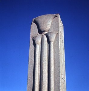 Stilizált lótuszvirágokkal díszített oszlop, az Amun Nagy Templom komplexumból, Újbirodalom (lásd még 59219)