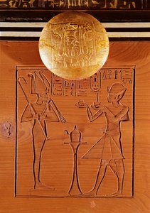Hordozható láda, Tutanhamon (Kr.e. 1370-1352) részlete, aki felajánlást tesz Ozirisznek, Tutanhamon sírjából, Új Királyság (ébenfa, elefántcsont, fa és bronz) alkotó: Egyptian 18th Dynasty