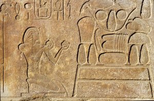 Hatsepszut királynő (Kr. e. 1503-1482) az áldozati asztal előtt térdelve, Amun temploma, Új Királyság