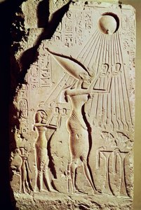 A Tell El-Amarna-i királyi palota (alabástrom) domborműve IV. Amenophist (Akhenaton) (i.e. 1364-47), Nefertitit és lányukat, Meritatont ábrázolja, akik felajánlást tesznek Atonnak