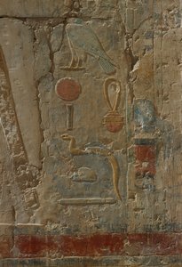 Hóruszt ábrázoló dombormű, Hathor istennő kápolnája a Hatsepszuti Halotti Templomból (Kr. e. 1503-1482) Új Királyság (festett mészkő)