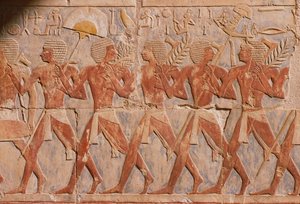 A Hathor istennő tiszteletére felvonulást ábrázoló dombormű a Hatsepszuti Halotti Templomból (Kr. e. 1503-1482) Új Királyság (festett mészkő) (lásd még: 226168)