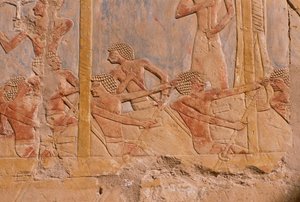 Csónakon evező férfiakat ábrázoló dombormű, Hathor istennő tiszteletére díszített fal, részlet a Hatsepszuti Halotti templomból (Kr. e. 1503-1482) Új Királyság (festett mészkő)