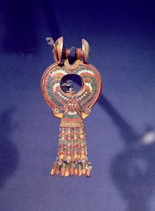 Jobb fülbevaló egy pár fülbevaló kékmadárral, Tutanhamon sírjából, a Királyok Völgye, Théba, Kr.e. 1347-37 (arany és olvadt üveg) (lásd még: 344028)