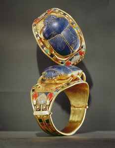 Szkarabeusz karkötő, Tutanhamon sírjából, Új Királyság (arany és lapis lazuli)