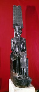 Amon isten ülő szobra Tutanhamon védelmében, Újbirodalom, Kr.e. 1336-1327 (gránit)