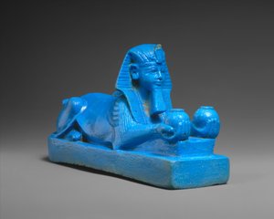 III. Amenhotep szfinxe, valószínűleg egy templommodellből, ie 1390–1352 körül (fajansz travertin maradványokkal)