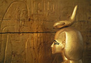Szelkis vagy Serket szobra, amely a kanópikus üvegeket tartalmazó ládát védi, Tutanhamon kincstára alkotó: Egyptian 18th Dynasty