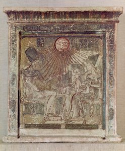 Stela, amely az Atont ábrázolja, aki életet és jólétet adott IV. Amenophisnak (Akhenaton) (i.e. 1352-1336), feleségének, Nefertitinek és három lányuknak Tell el-Amarnából, az Újbirodalomból, ie 1353-1337 körül (lim)