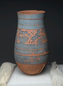Könnycsepp alakú váza lányok, tehenek és mocsári növények festett mintájával, Új Királyság, ie 1390-1353 (festett terrakotta) alkotó: Egyptian 18th Dynasty