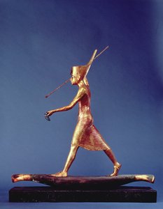 Tutanhamon (Kr.e. 1370-1352) a szigonyos, Tutanhamon sírjából, Új Királyság (aranyozott fa) (lásd még: 3977 és 120779)