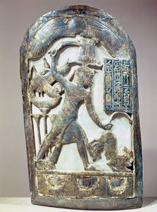 Fogadalmi pajzs, amely az oroszlánt megölő királyt ábrázolja Tutanhamon sírjából (Kr. e. 1370-52) Új Királyság (bekarcolt és aranyozott fa)