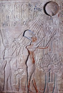 Alacsony dombormű Ehnaton királyról és Nefertiti királynőről, akik Aton napistenét imádják alkotó: Egyptian 18th Dynasty