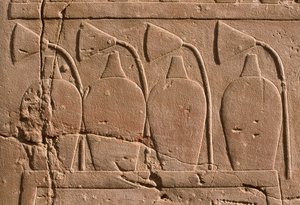Részlet egy domborműről, amely üvegeket és lótuszvirágokat (mészkő) ábrázol alkotó: Egyptian 19th Dynasty