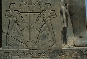 Részlet egy domborműről, amely két férfit ábrázol (homokkő) alkotó: Egyptian 19th Dynasty