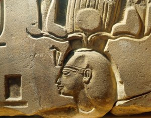 Egyiptom, Luxor, ókori Théba, Assasif-völgy, II. Ramszeszt ábrázoló domborműtöredék és kartusok alkotó: Egyptian 19th Dynasty