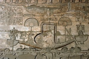 Egyiptomi ókor: a szent csónak felvonulását ábrázoló domborművek, II. Ramszesz fáraónak (Kr.e. 1279-1213) szentelt Emléktemplom, a Ramasseum helyszíne (Ramesseum) Luxorban, Egyiptomban. alkotó: Egyptian 19th Dynasty