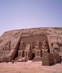 Egyiptomi antikvitás: Ramszesz-templom kolosszusa II. Kr.e. 1271-1256. Abu Simbel (Abu simbel), Asszuán, Egyiptom alkotó: Egyptian 19th Dynasty